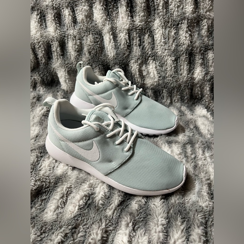 295: Womens Nike Roshe One